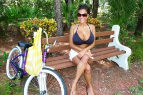 Busty Wendy4 Combattente photo gallery